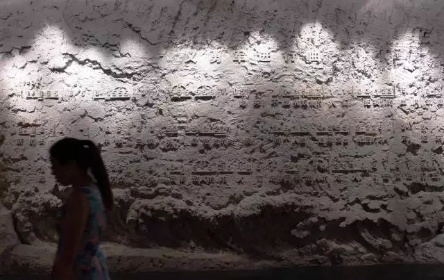 参观者经过沈阳九一八历史博物馆内的《义勇军进行曲》浮雕墙。新华社记者 李钢 摄